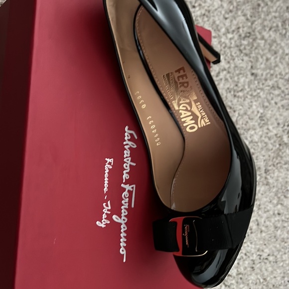 Salvatore Ferragamo platform Pumps 9sm size 6.Made in Italy. Excellent condition - Picture 5 of 6